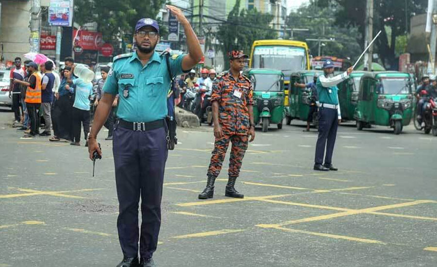 সড়কে ফিরেছে ট্রাফিক পুলিশ