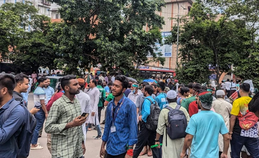 ধানমন্ডি ৩২ নম্বরের আশপাশ থেকে ১০ জনকে আটক করে পুলিশে সোপর্দ