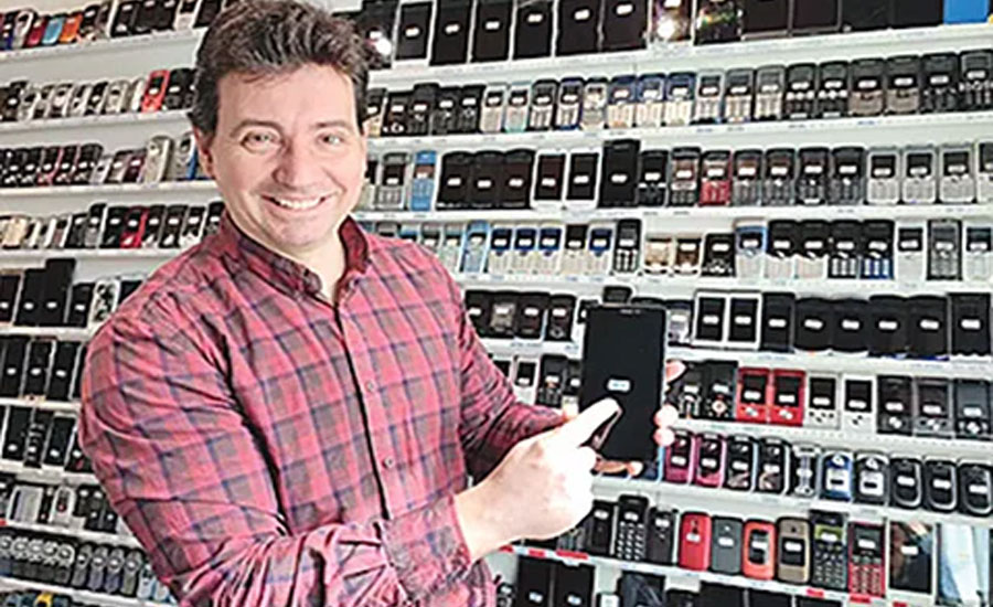 বিভিন্ন মডেলের ৩,৬১৫ ফোন সংগ্রহে আছে তাঁর