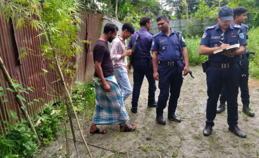 রাজারহাটে ব্রাকের মোড়ে ৩টি অচেনা গাছ উদ্ধার করেন রাজারহাট থানা পুলিশ