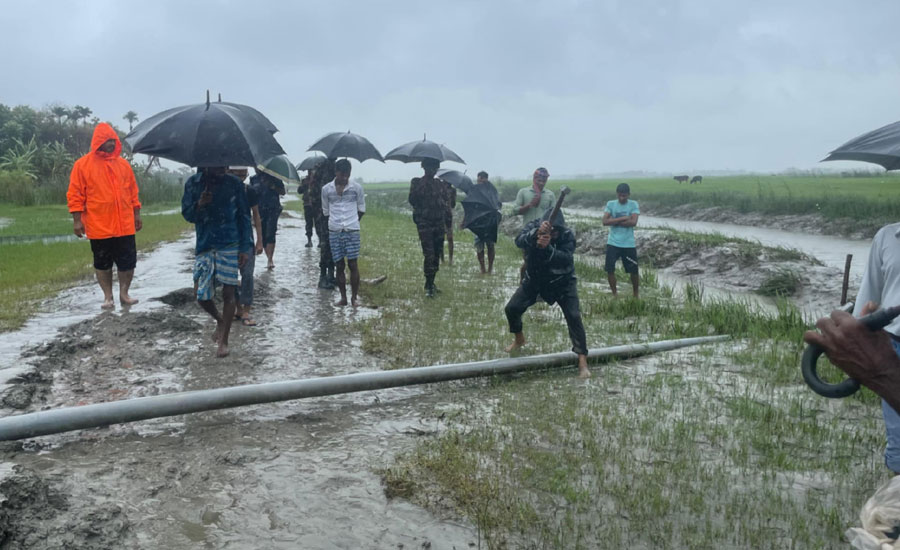 রায়পুরে অবৈধ পাঁচ ড্রেজার ও শতাধিক পাইপ ধ্বংস করলো প্রশাসন 