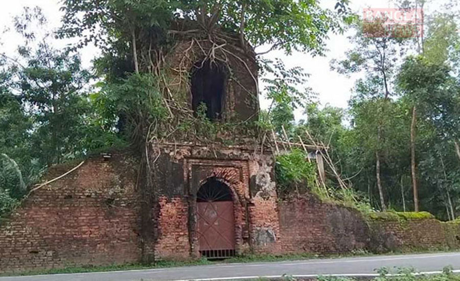 বিলীনের পথে সাধুহাটির জমিদার বাড়ি      