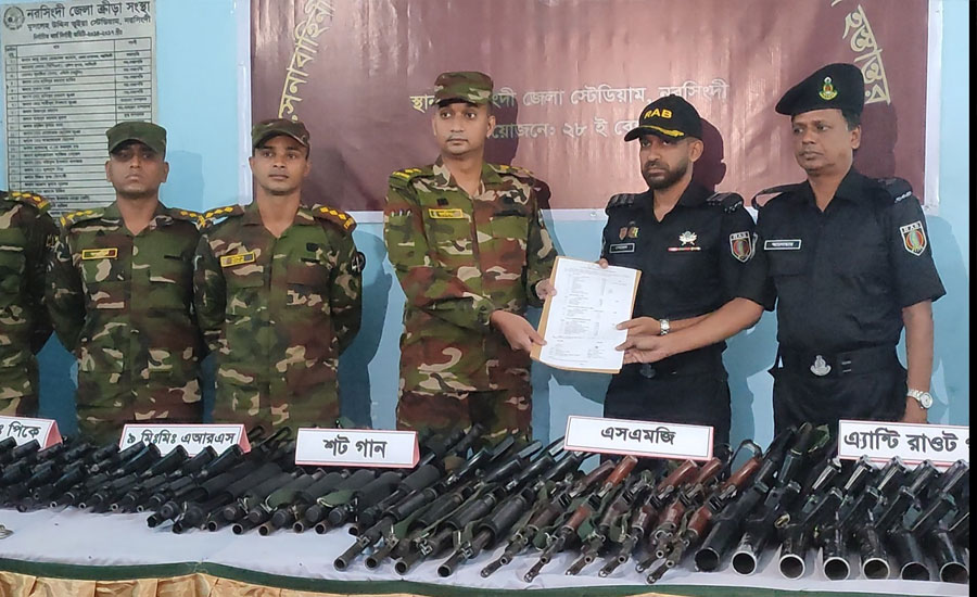 সেনাবাহিনী কর্তৃক উদ্ধারকৃত ৬০টি আগ্নেয়াস্ত্র সহ ৪ হাজার রাউন্ড গুলি র‍্যাব-১০ এর কাছে হস্তান্তর