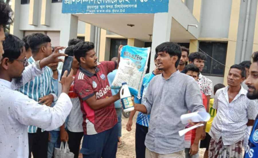 গোমস্তাপুর উপজেলা প্রানিসম্পদ কর্মকর্তার নানা অনিয়মের কারনে অপসারণ এর দাবি শিক্ষার্থীদের