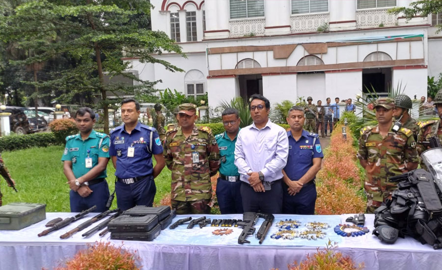 গাজীপুরে উদ্ধারকৃত অস্ত্র গুলি হস্তান্তর করলো সেনাবাহিনী