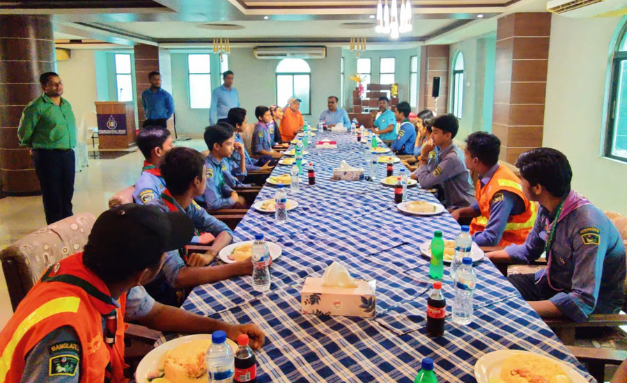 ট্রাফিকের দায়িত্বে থাকা শিক্ষার্থীদের খাবার দিলেন সোনারগাঁ রয়েল রিসোর্ট 