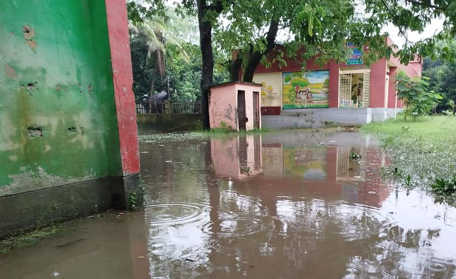গজারিয়ায় স্কুল মাঠে জলাবদ্ধতা, শিক্ষক শিক্ষার্থীদের দুর্ভোগ