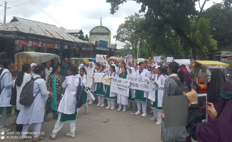 কুড়িগ্রাম সরকারি বালিকা উচ্চ বিদ্যালয়ের প্রধান শিক্ষকের পদত্যাগের দাবিতে ছাত্রীদের বিক্ষোভ