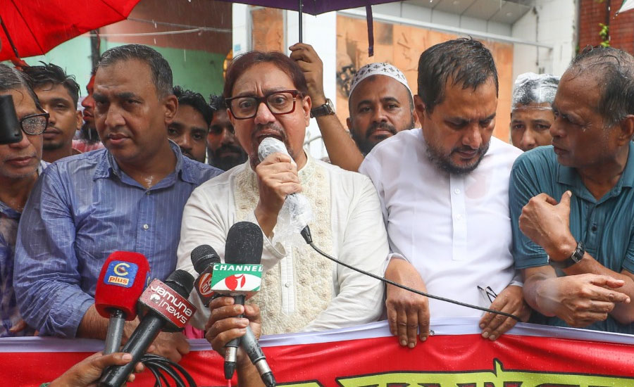 চট্টগ্রামে দৈনিক আমার দেশ খুলে দেয়ার দাবীতে মানববন্ধন:মাহমুদুর রহমানের সাজা বাতিলের দাবি 