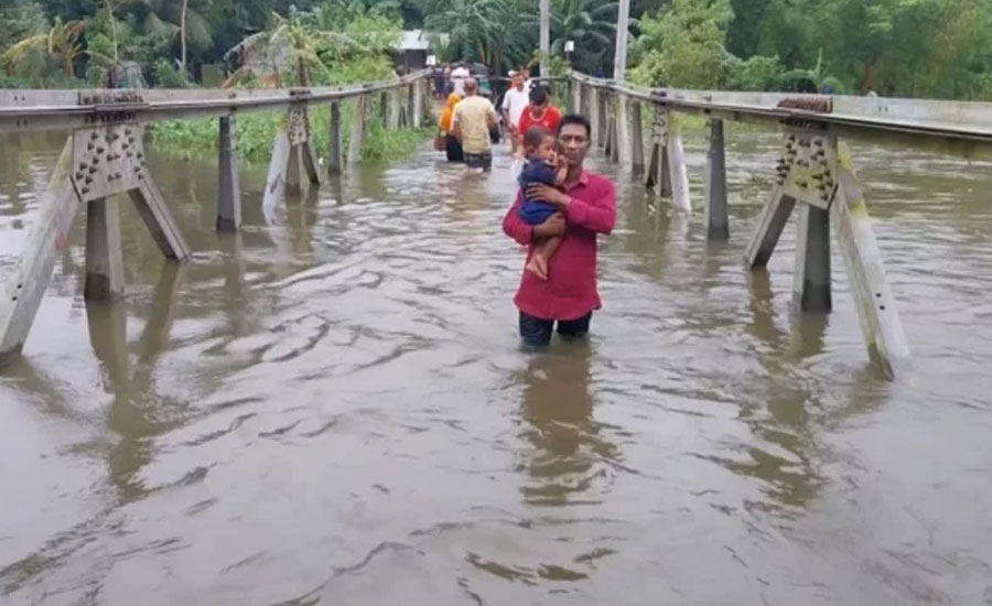ত্রাণ নয়, উদ্ধারকারী নৌকার জন্য আকুতি