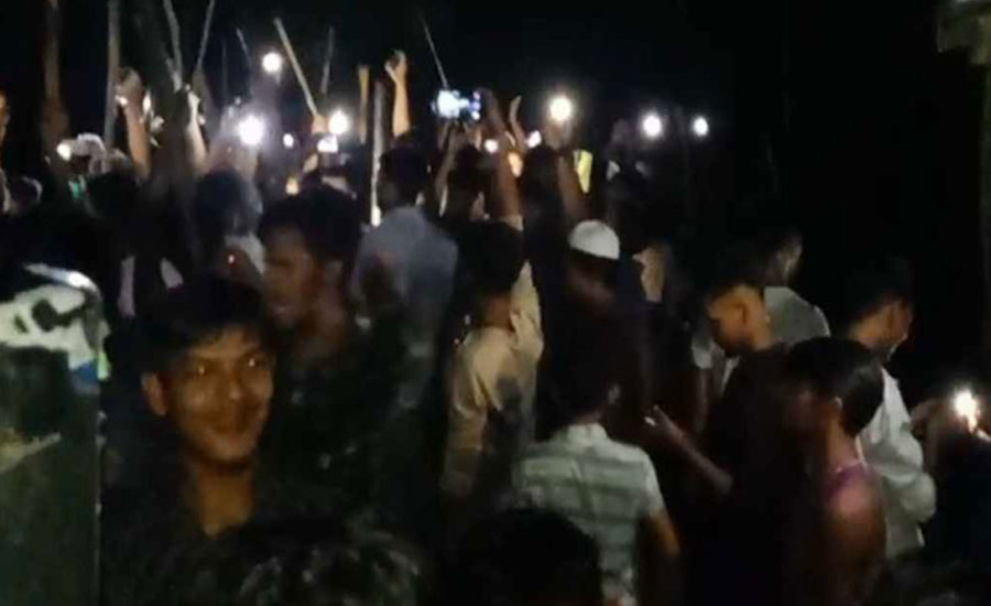 বেড়িবাঁধ কেটে দেওয়ার আশঙ্কা গুজব, রামগতি কমলনগরে রাত জেগে পাহারা