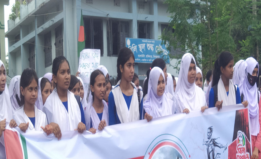 হিলিতে আকস্মিক বন্যার জন্য ভারতকে দায়ী করে  শিক্ষার্থীদের বিক্ষোভ