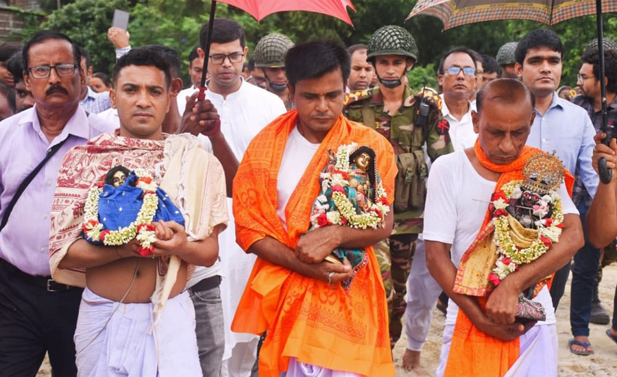 সেনাবাহিনীর উপস্থিতিতে হিন্দু ধর্মাবলম্বীদের ‘যুগল বিগ্রহ’ অনুষ্ঠান উদযাপন