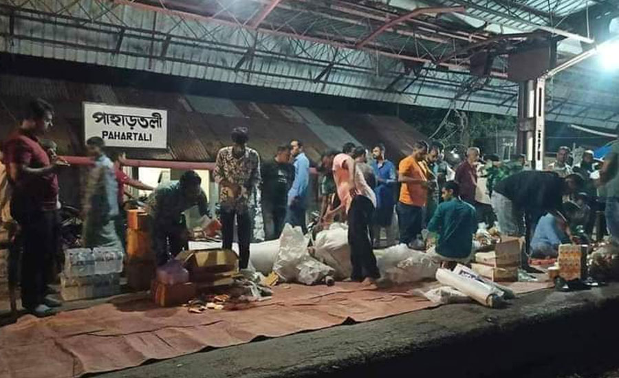 ত্রাণসামগ্রী নিয়ে চট্টগ্রাম থেকে রিলিফ ট্রেন গেলো ফেনীতে