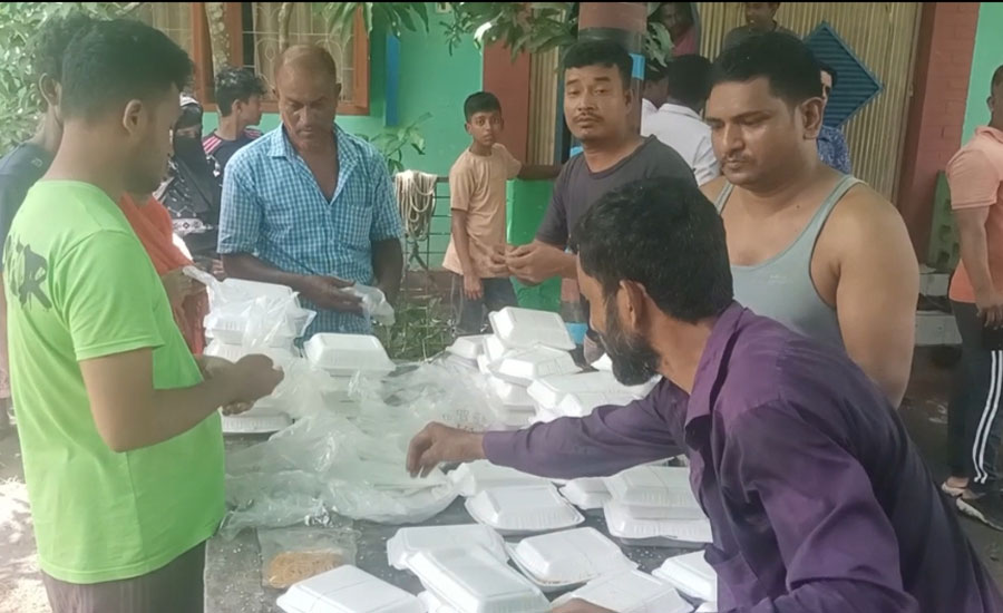 রায়পুরের ৩নং চর মোহনায় বন্যাদুর্গত মানুষের পাশে সফিকুর  ভূঁইয়া 