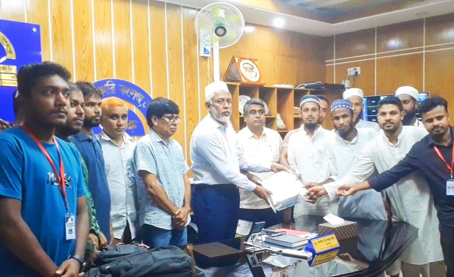 শেরপুরে বন্যার্তদের আর্থিক সহায়তা দিলেন সরকারি কলেজের শিক্ষক ও শিক্ষার্থী