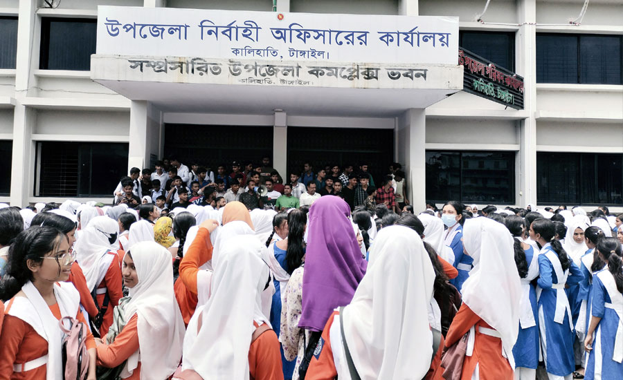 ইউএনও'র বদলি আদেশ প্রত্যাহারের দাবিতে শিক্ষার্থীদের বিক্ষোভ