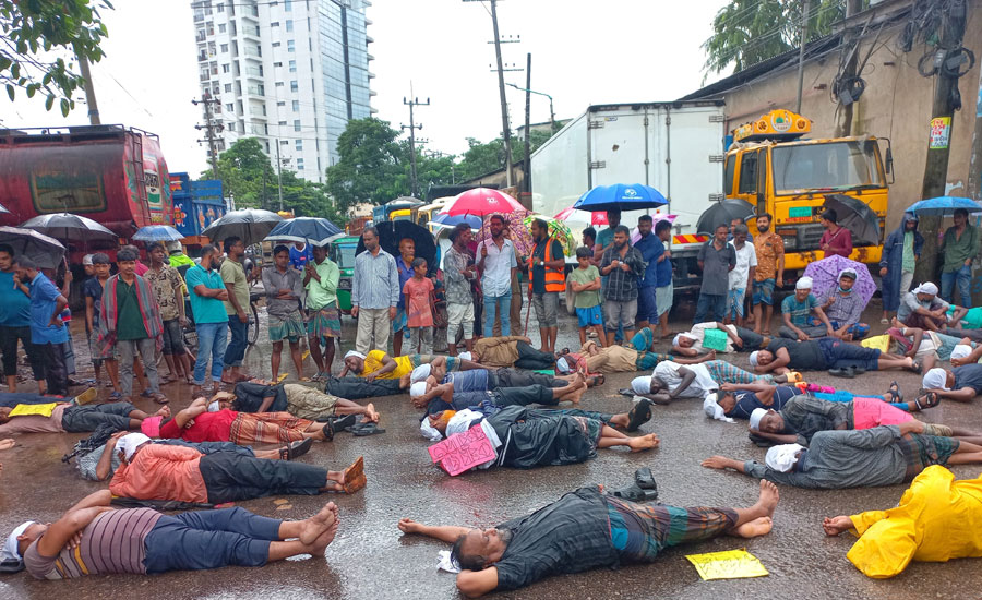 চট্টগ্রামে ৪ দফা দাবিতে শ্রমিকরা, আমরণ অনশন কর্মসূচি ঘোষণা 