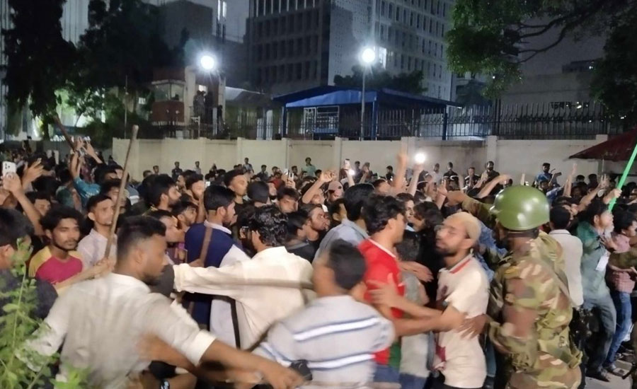 শিক্ষার্থীদের ধাওয়ায় পালালেন আনসার সদস্যরা