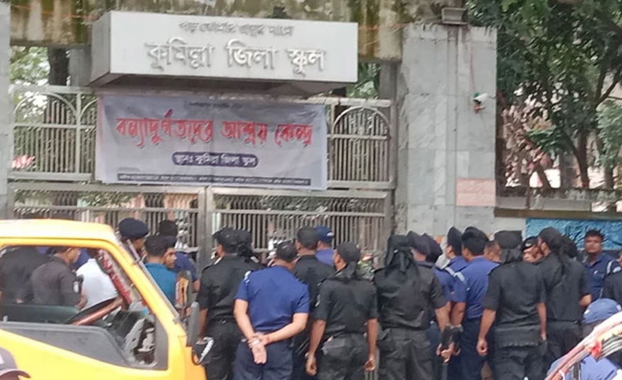 কুমিল্লায় ত্রাণ দিতে গিয়ে আইজিপি ও র‌্যাব ডিজি ‘আটকা’