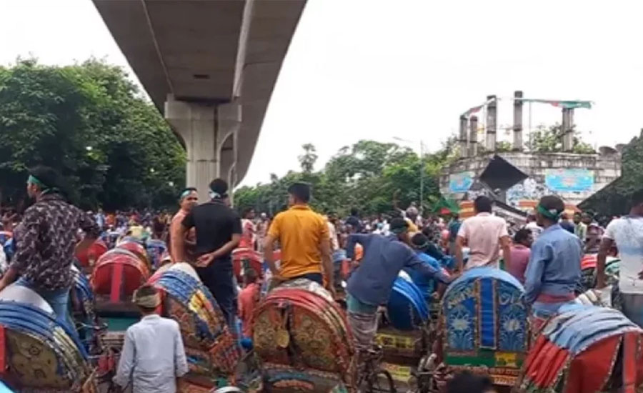 শাহবাগে রিকশাচালকদের অবরোধ