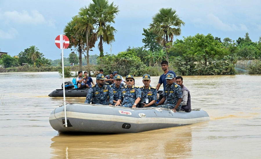 নৌবাহিনী প্রধানের বন্যা কবলিত এলাকা পরিদর্শন 