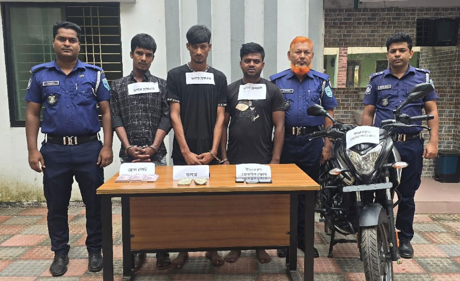 জাল টাকা ও জাল ডলার নোটসহ ৩ যুবকে  পুলিশে দিলো জনতা