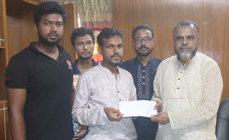 বন্যার্তদের পাশে ইবির লালন শাহ হল