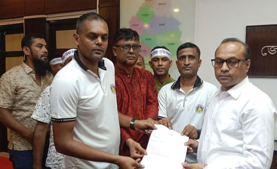 টাঙ্গাইলে চাকুরীচ্যুত বিডিআরদের মানববন্ধন ও স্মারকলিপি প্রদান 