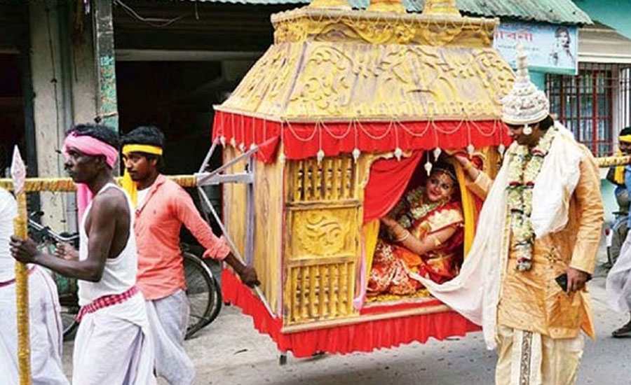 সিরাজগঞ্জে গ্রাম-বাংলার ঐতিহ্যবাহী পালকি এখন বিলুপ্তির পথে