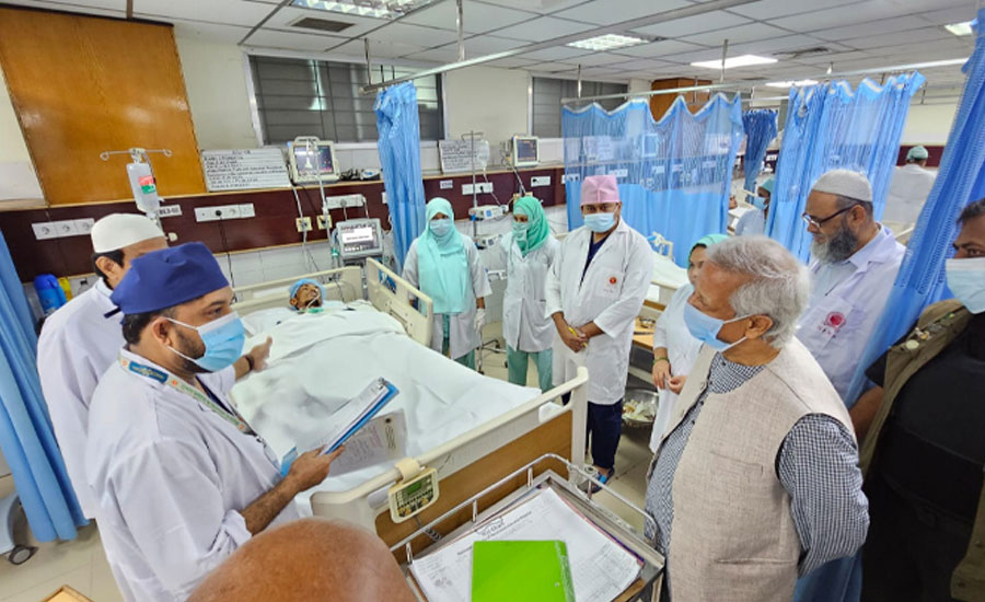নিউরোসায়েন্স হাসপাতালে প্রধান উপদেষ্টা, খোঁজখবর নিলেন আহতদের