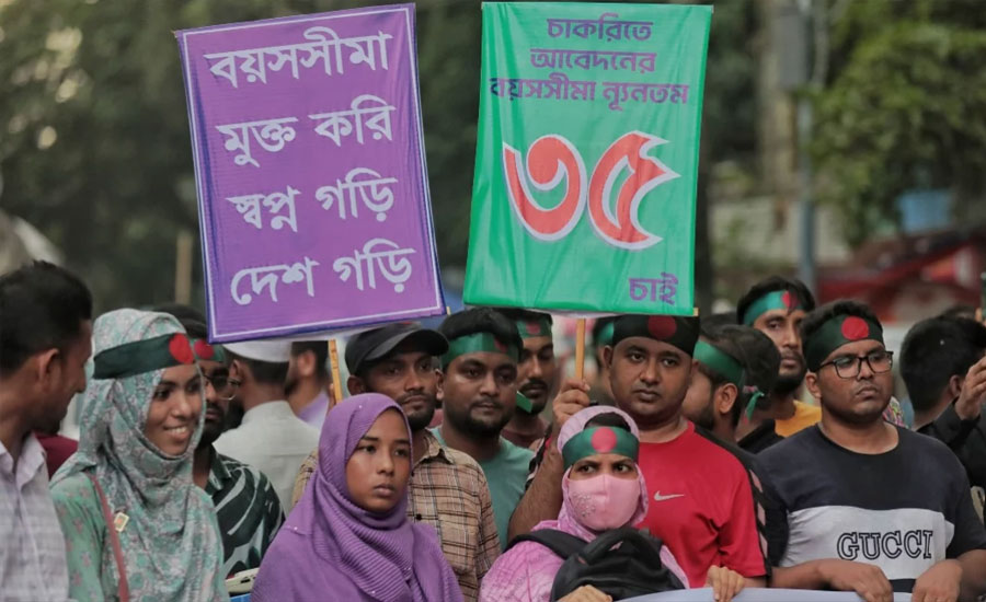 চাকরির বয়স ৩৫ বছর করার দাবিতে শাহবাগে সড়ক অবরোধ