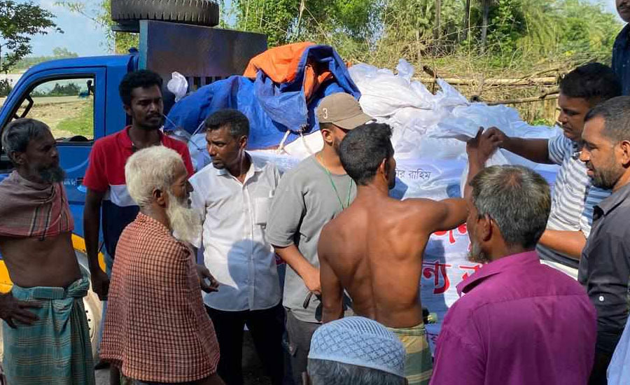 বন্যার্তদের পাশে মঠবাড়িয়ার কল্লোল ক্লাব