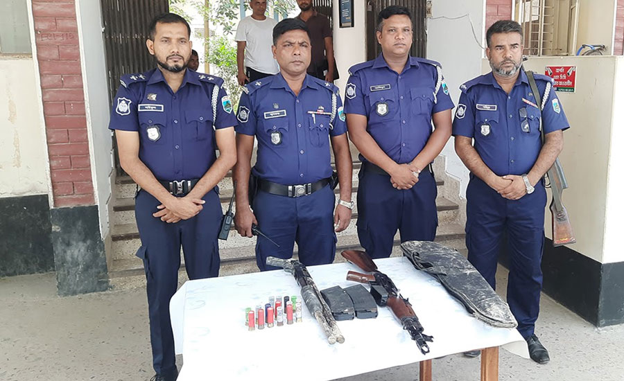সিরাজগঞ্জে মসজিদের সিঁড়ির নিচ থেকে অত্যাধনিক দুটি শটগান উদ্ধার