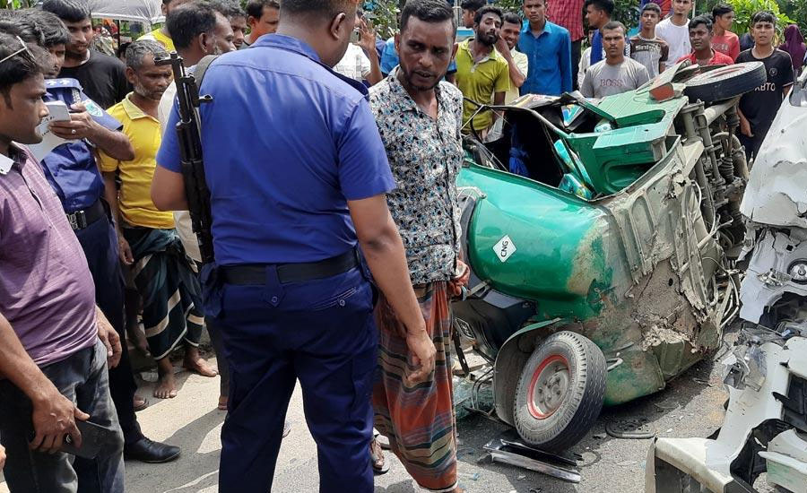 সিরাজগঞ্জে মাইক্রোবাস-সিএনজি সংঘর্ষে ৫ জন নিহত
