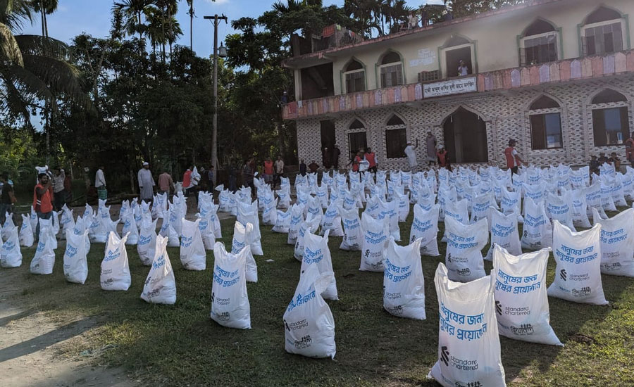 লাখো বন্যার্তদের পাশে স্ট্যান্ডার্ড চার্টার্ড 