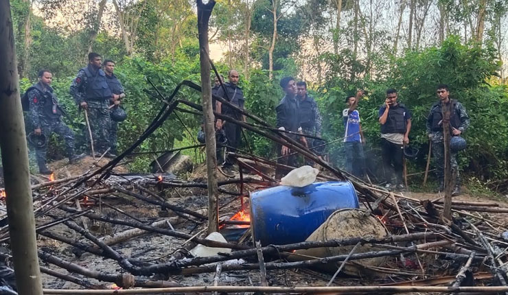 দেশীয় মদ তৈরীর কারখানা ধ্বংস করেছে বাংলাদেশ নৌবাহিনী
