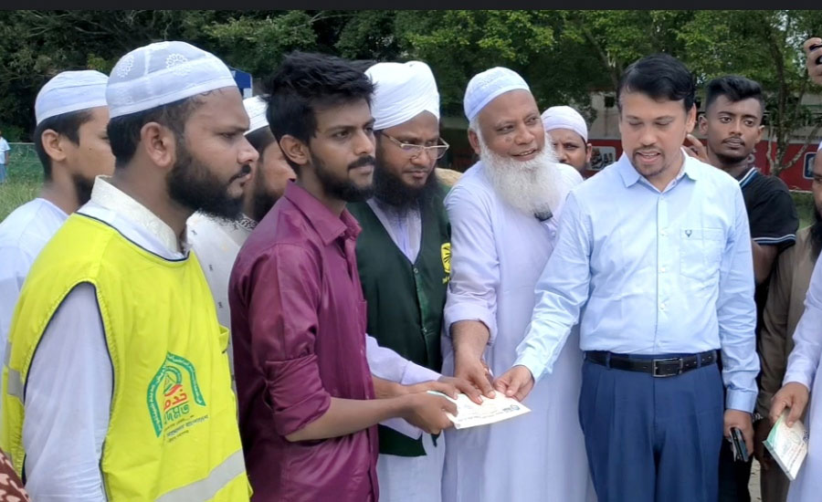 নোয়াখালীতে বন্যায় ক্ষতিগ্রস্থদের মাঝে নগদ অর্থ ও  ঢেউটিন বিতরণ