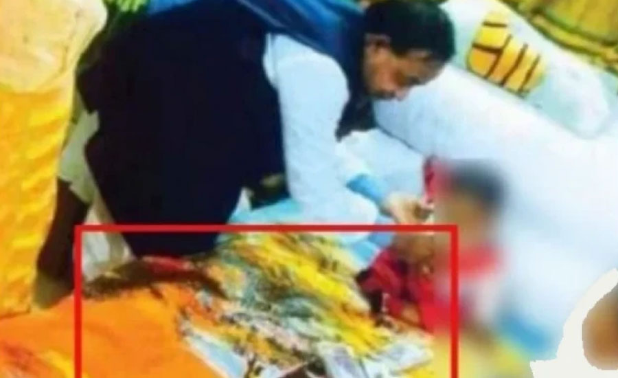 সাবেক রেলমন্ত্রীর বিছানায় ছড়িয়ে থাকা টাকার ছবি ভাইরাল