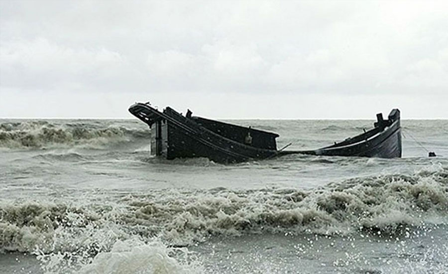 হাতিয়ার মেঘনায় ১০ ট্রলার ডুবি, ৮ মাঝিসহ ৫ ট্রলার নিখোঁজ