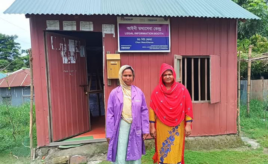 কুড়িগ্রামে বিনা খরচে আইনীসেবা দিয়ে প্রশংসা কুড়াচ্ছেন আইনীসেবা কেন্দ্রে