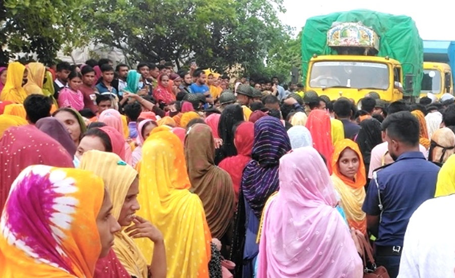 গাজীপুরে মহাসড়ক অবরোধ করে ১২ দফা আদায়ে শ্রমিকদের বিক্ষোভ