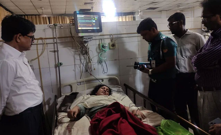 গাজীপুরে ফাঁকা গুলি ছুড়ে, ব্যাংক কর্মকর্তা ও আনসার সদস্যদের কুপিয়ে টাকা ছিনতাই