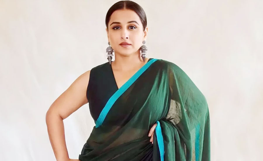 কলকাতার রাস্তায় পোশাক বদলাতে বাধ্য হয়েছেন বিদ্যা বালান
