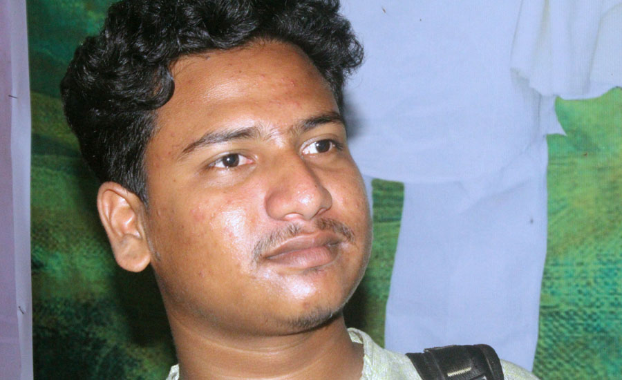 অসুস্থ শিক্ষিকাকে লাল ভালোবাসা উপহার দিলেন সাংবাদিক চয়ন