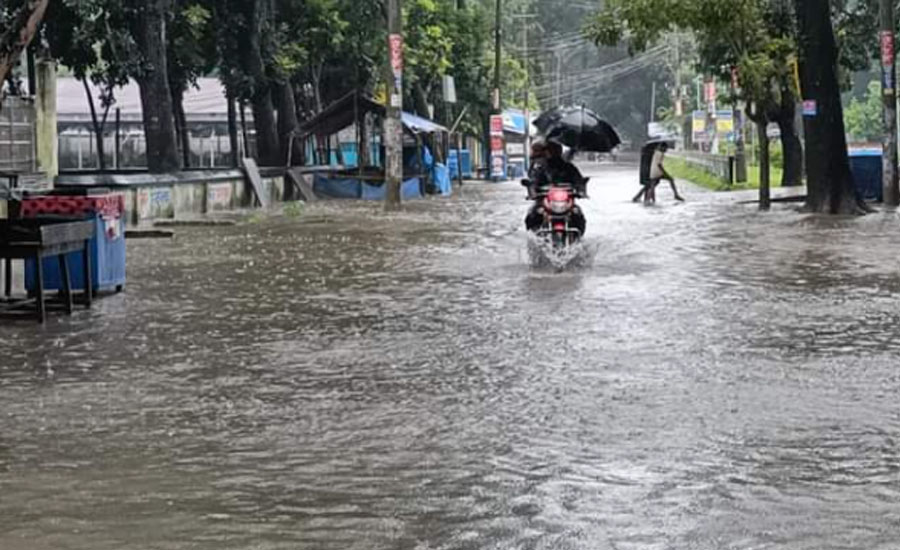 অব্যাহত বৃষ্টিতে কুড়িগ্রামের জনজীবন বিপর্যস্ত থমকে গেছে সবকিছু