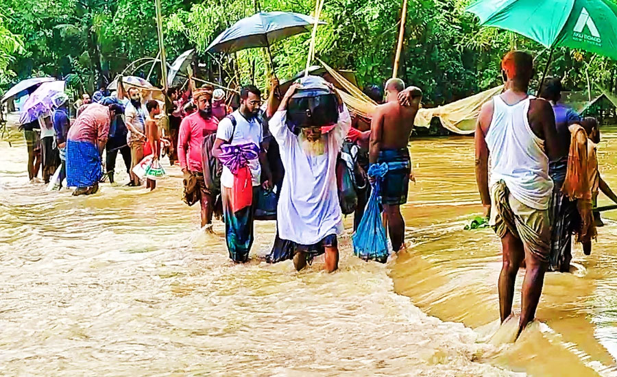 শেরপুরে বন্যার পানিতে মাছ ধরার হিড়িক 