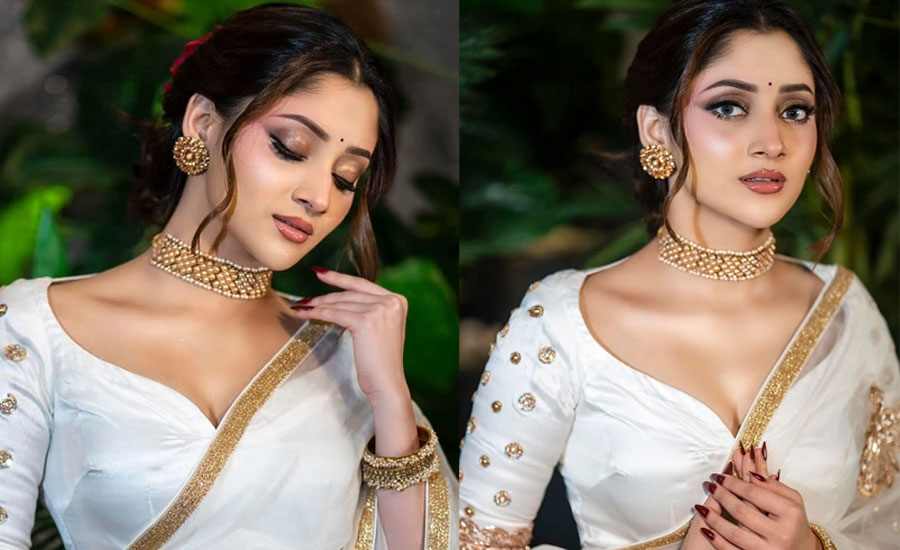 ডিপনেক পোশাকে বেরিয়ে আসছে পূজা চেরীর ক্লিভেজ