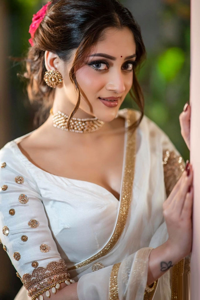 ডিপনেক পোশাকে বেরিয়ে আসছে পূজা চেরীর ক্লিভেজ