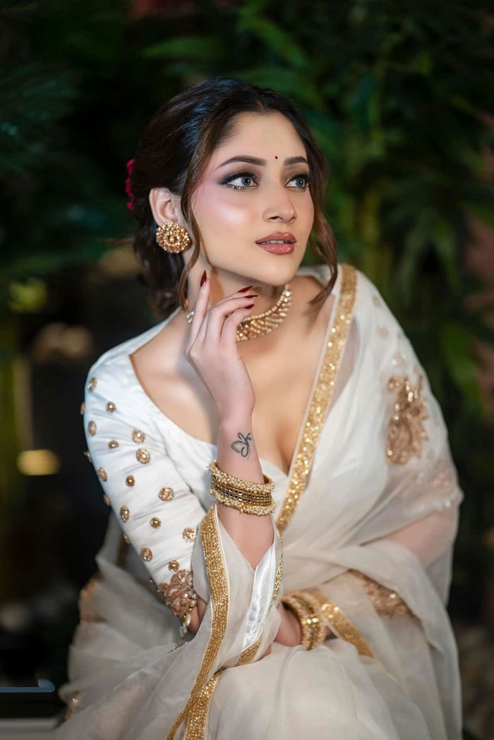 ডিপনেক পোশাকে বেরিয়ে আসছে পূজা চেরীর ক্লিভেজ